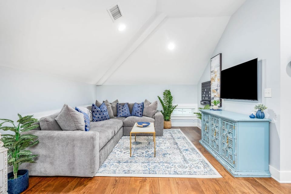 Private Balcony 2 Living Rooms 2 Blocks to King House in Charleston