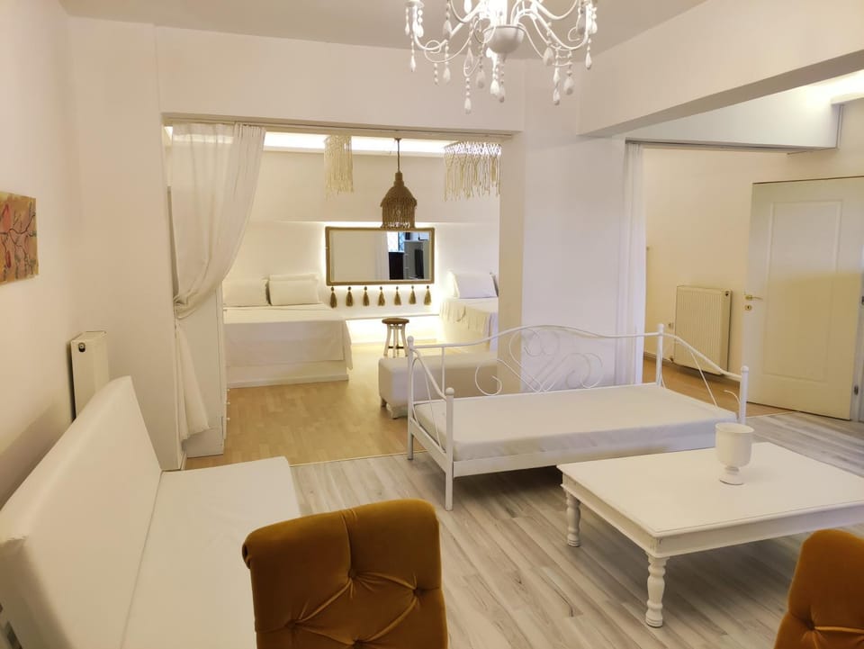 Bed, Living room, Photo of the whole room, Seating area, Dining area, Bedroom