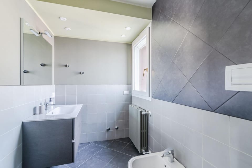 Shower, Toilet, towels