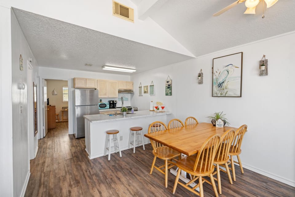 Kitchen or kitchenette, Seating area, Dining area