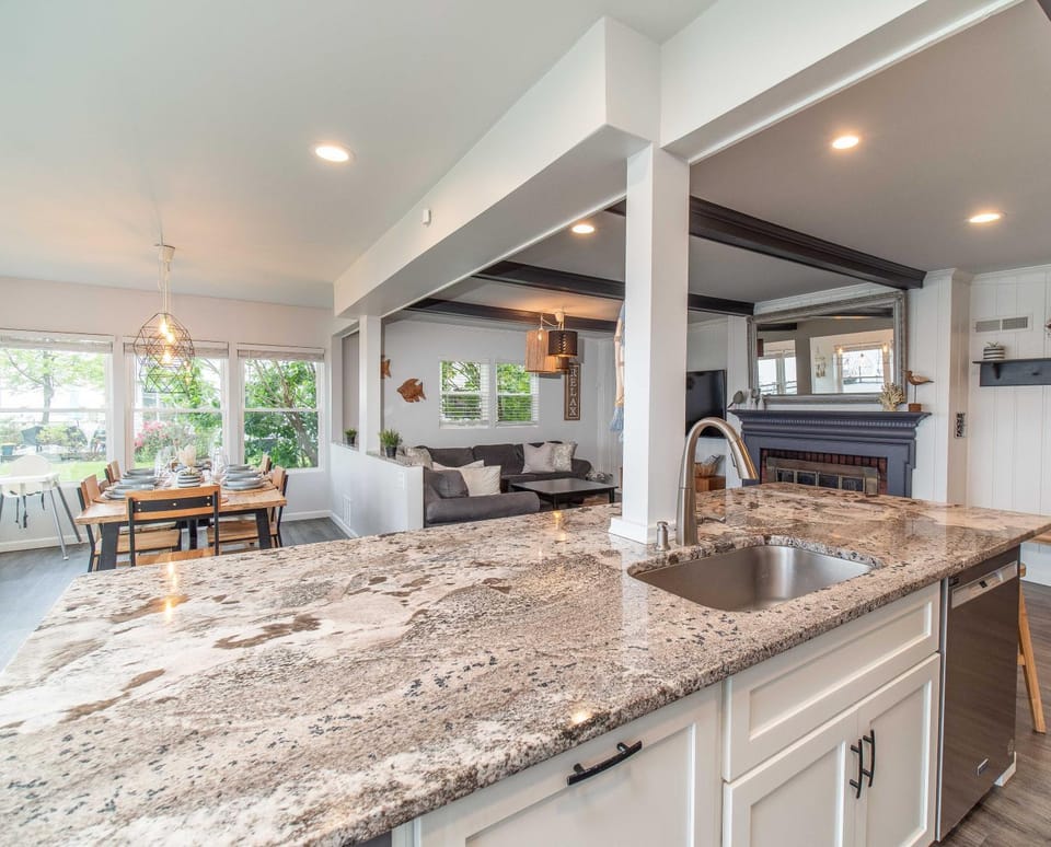 Casa Andante - Lakefront Escape Villa in Mayville