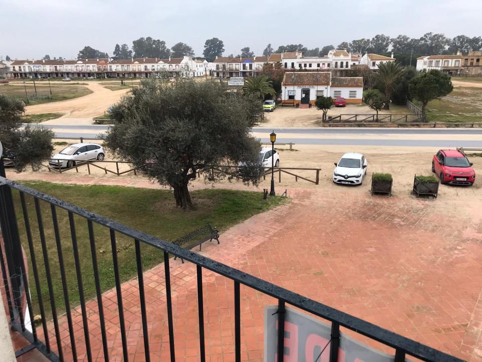 Property building, Day, Neighbourhood, Natural landscape, Street view, Location, Parking