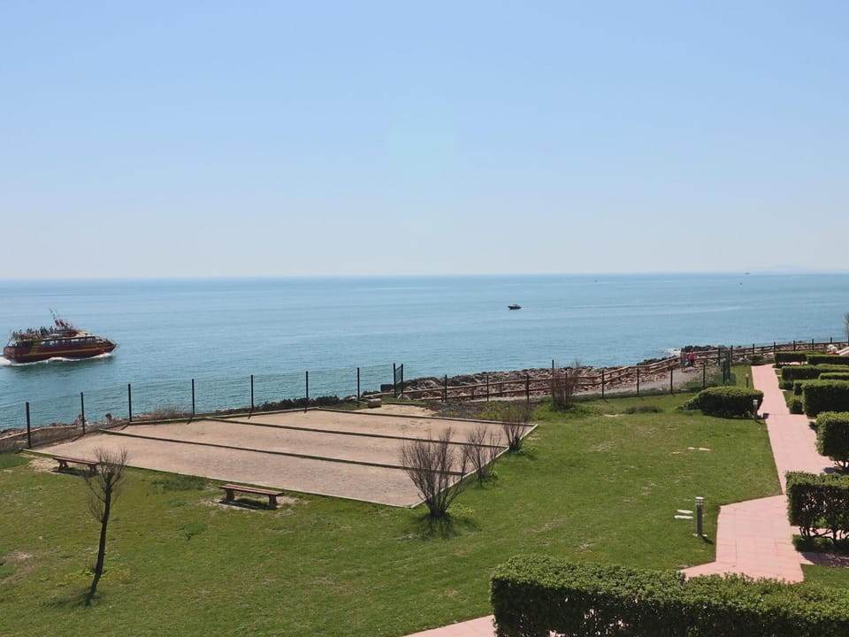 Magnifique 2 pièces rénové avec terrasse et accès plage - FR-1-472A-268 Apartment in Occitanie