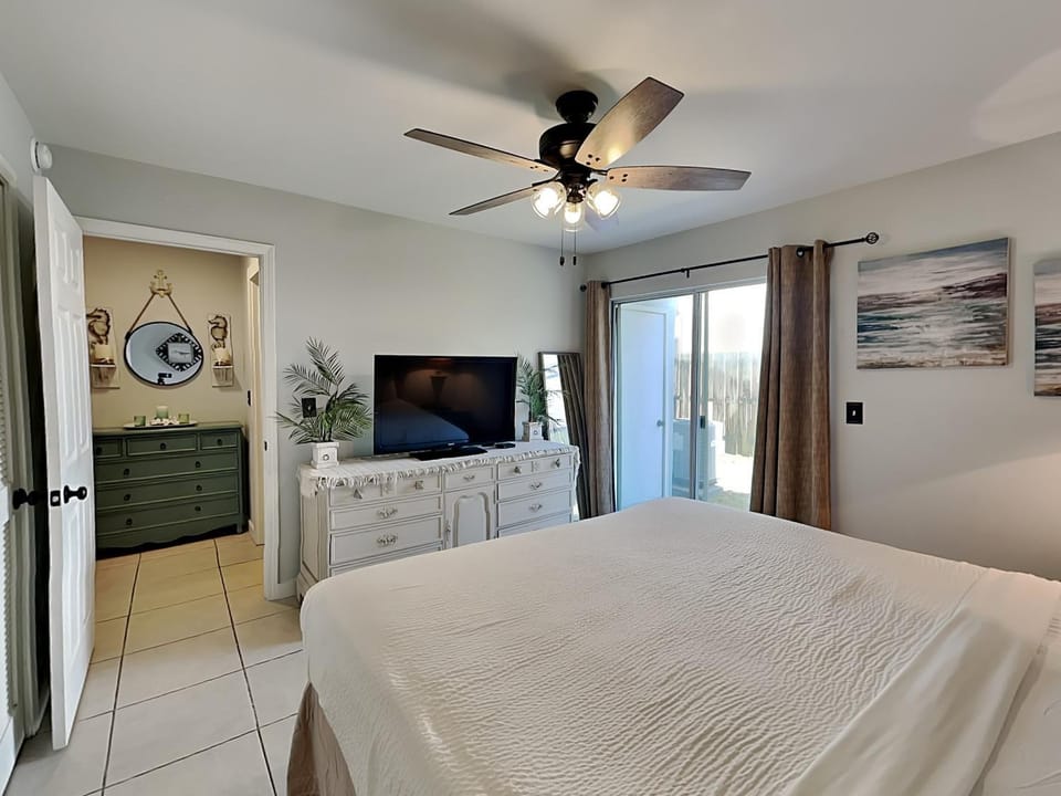 Bed, TV and multimedia, Balcony/Terrace, Bedroom, furniture