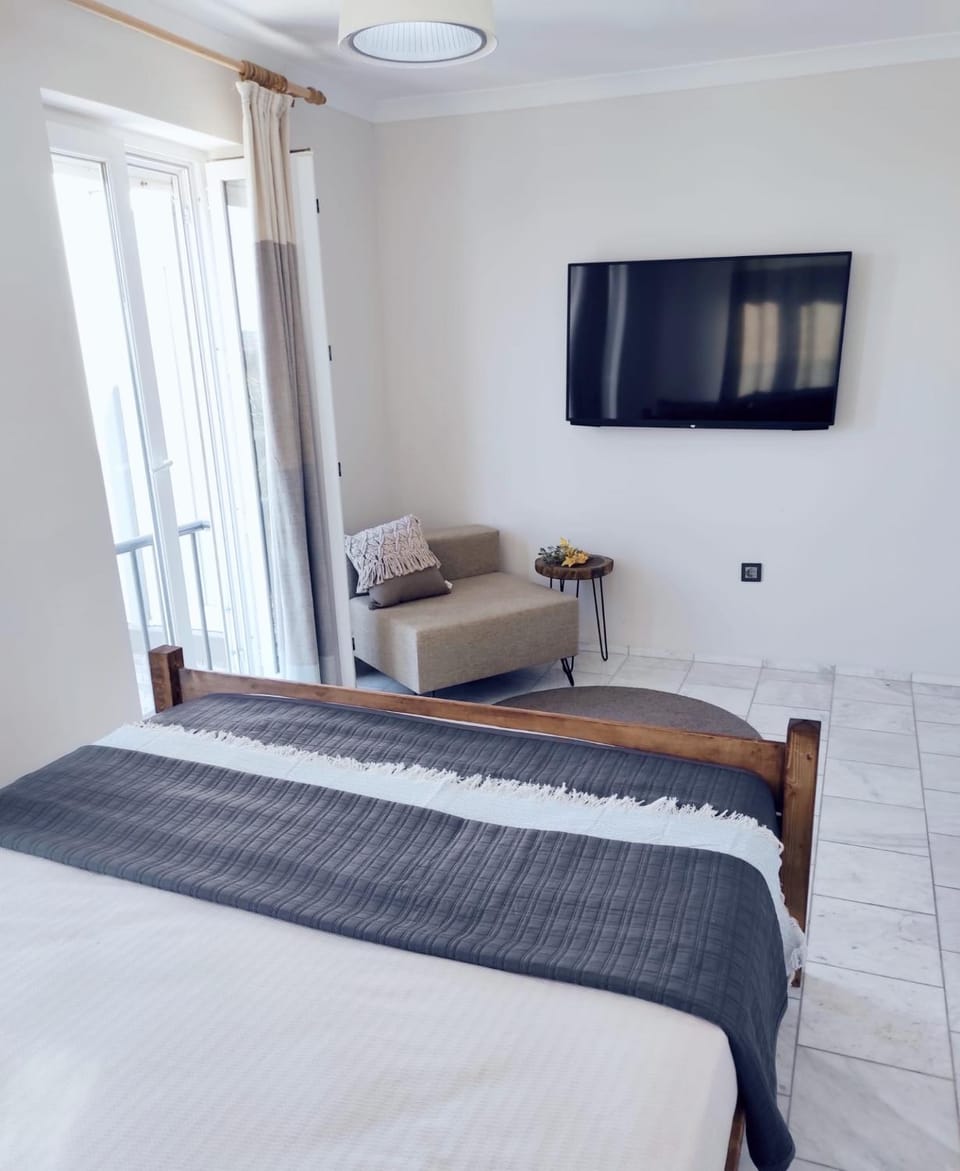 Bed, TV and multimedia, Photo of the whole room, Bedroom