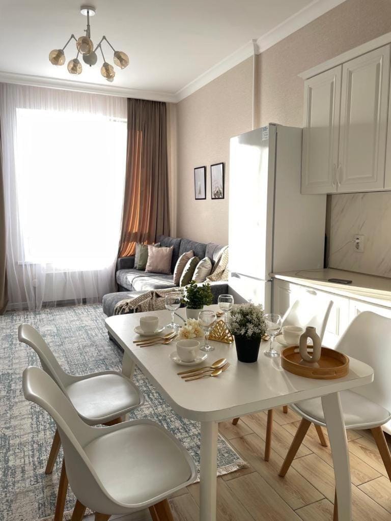 Kitchen or kitchenette, Living room, Food and drinks, Seating area, Dining area, Food