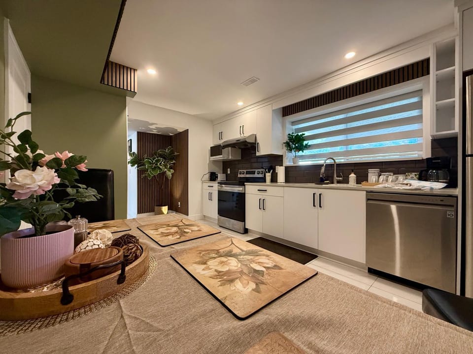 Kitchen or kitchenette, Food and drinks, Dining area, dishwasher
