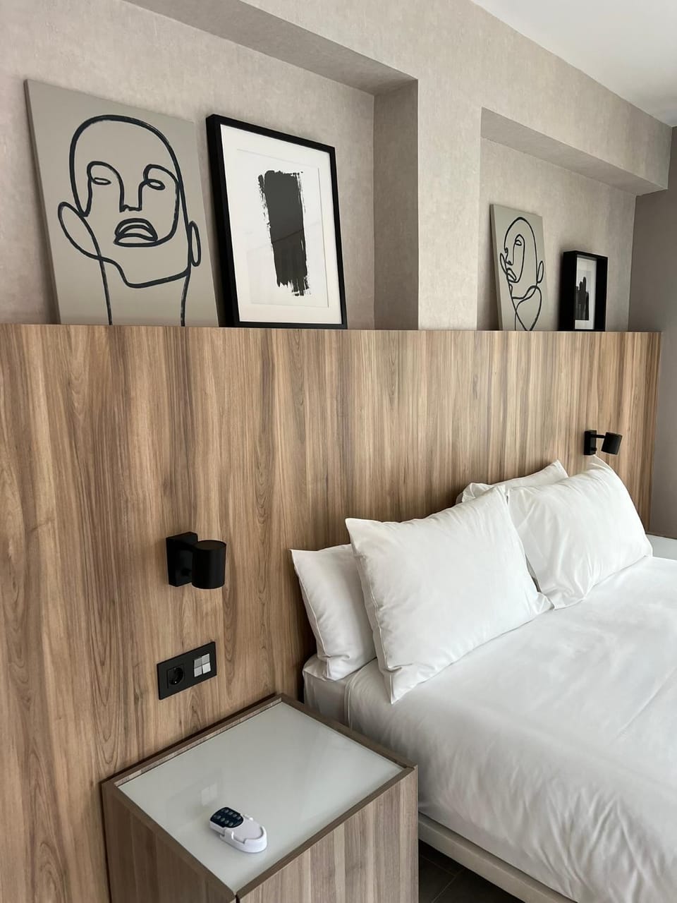 Bed, Photo of the whole room, Decorative detail, Bedroom