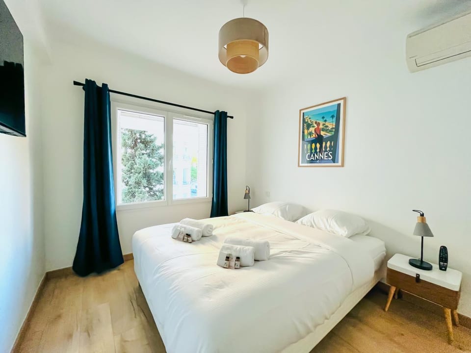 Bed, TV and multimedia, Photo of the whole room, Bedroom, towels