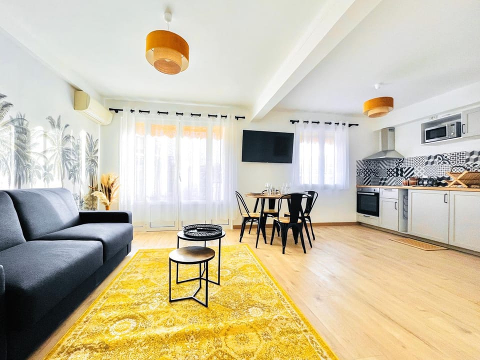 TV and multimedia, Kitchen or kitchenette, Living room, Dining area, internet, oven, stove