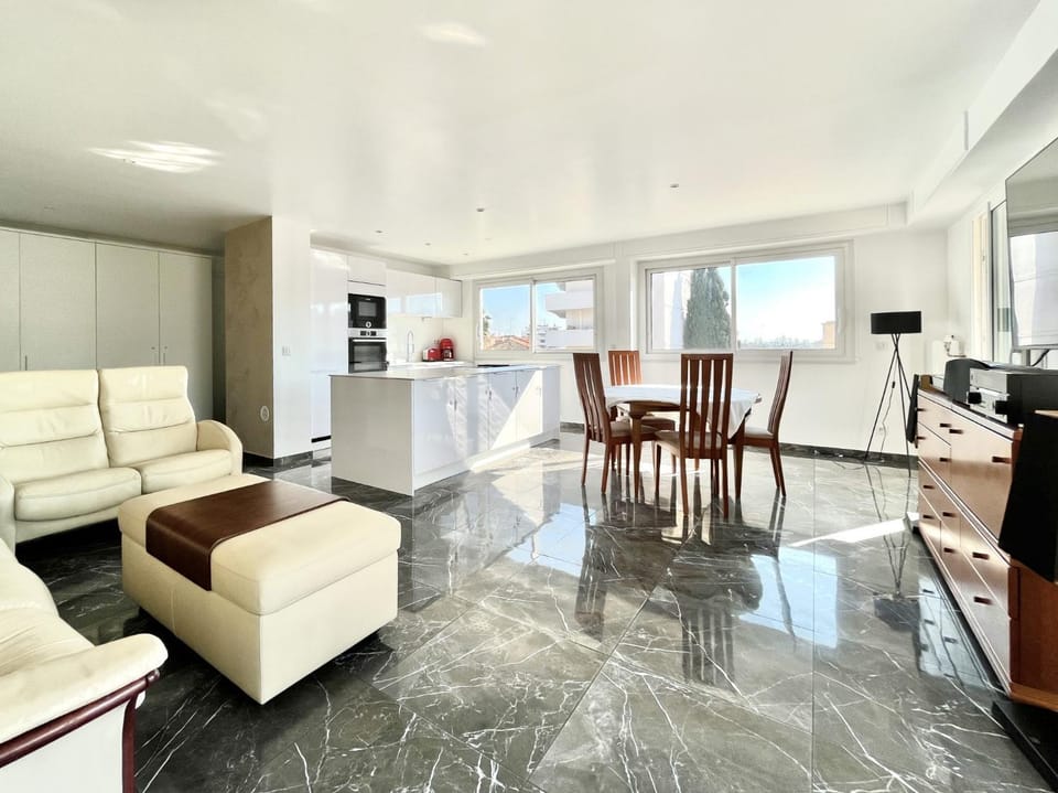 TV and multimedia, Kitchen or kitchenette, Living room, Dining area, microwave, oven