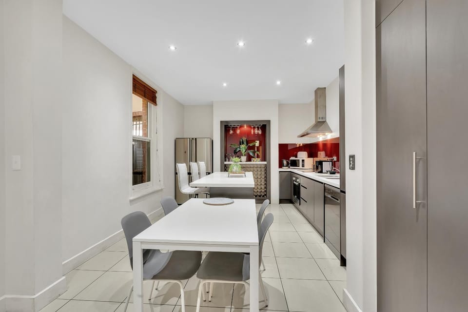 Kitchen or kitchenette, Dining area