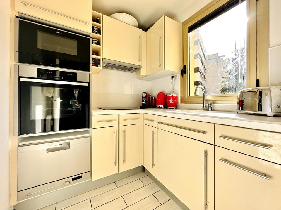 Coffee/tea facilities, Kitchen or kitchenette, oven, stove