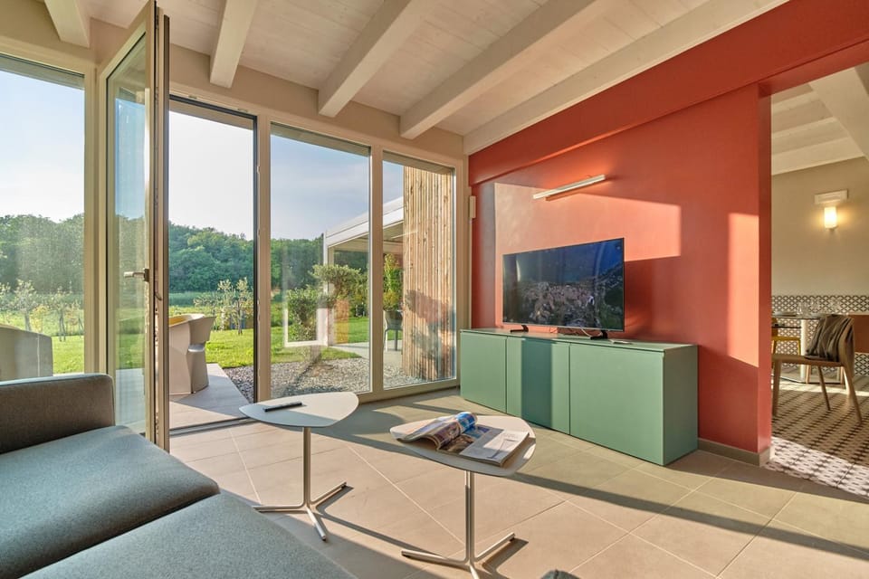 Natural landscape, TV and multimedia, Living room