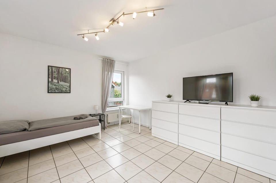 Bed, TV and multimedia, Bedroom