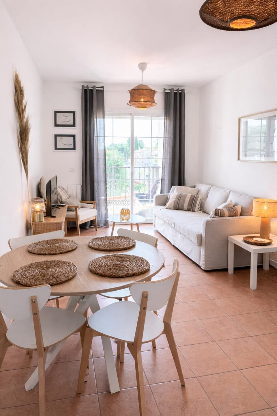 Living room, Photo of the whole room, Seating area, Dining area