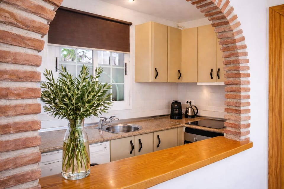 Coffee/tea facilities, Kitchen or kitchenette, stove
