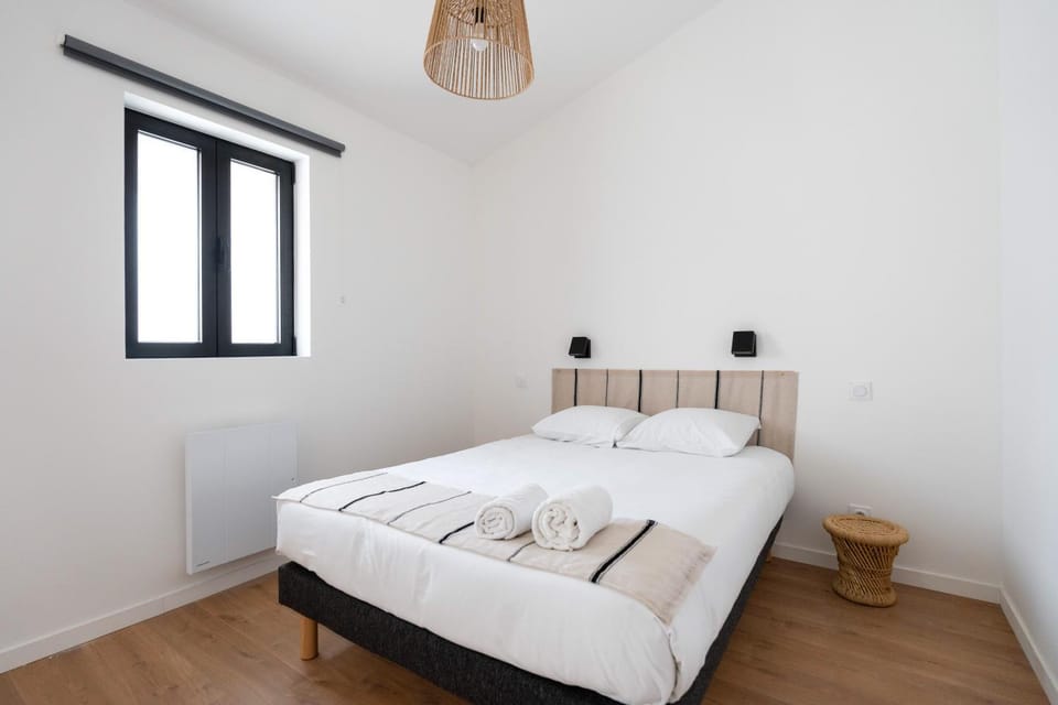 Bed, Photo of the whole room, Bedroom, towels