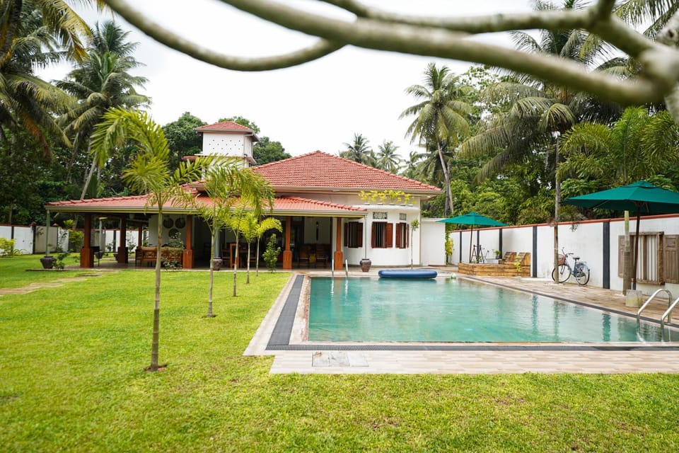 Property building, Patio, Spring, Day, Natural landscape, Garden, Garden view, Pool view, Swimming pool, sunbed