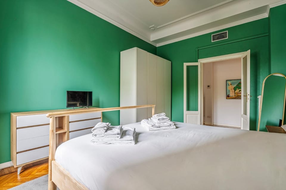 Bed, TV and multimedia, Photo of the whole room, Bedroom, hair dresser, towels, wardrobe, air conditioner