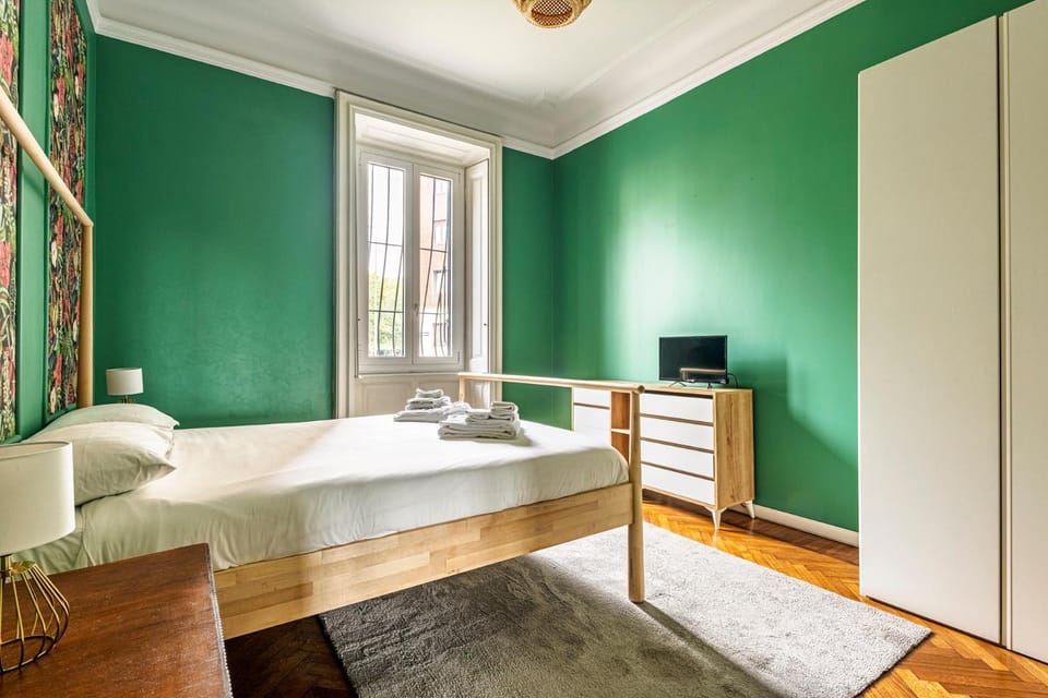 Bed, TV and multimedia, Photo of the whole room, Bedroom, towels