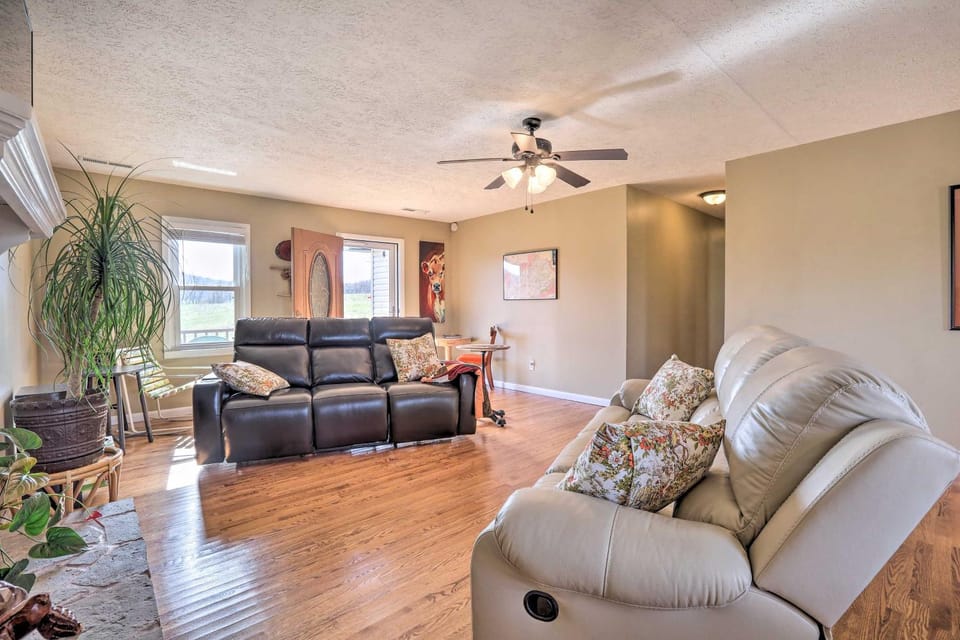 Family Home w/ Deck, 2 Mi to Lake Cumberland House in Lake Cumberland