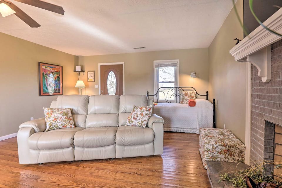 Family Home w/ Deck, 2 Mi to Lake Cumberland House in Lake Cumberland