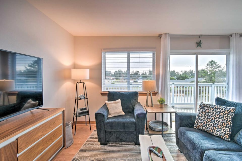 Canal-Front Vacation Rental in Ocean Shores Apartment in Ocean Shores