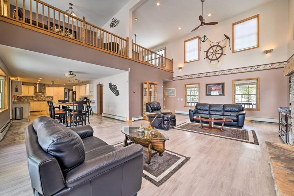 Spacious Lakefront Home w/ Sunroom & Bar! House in Michigan