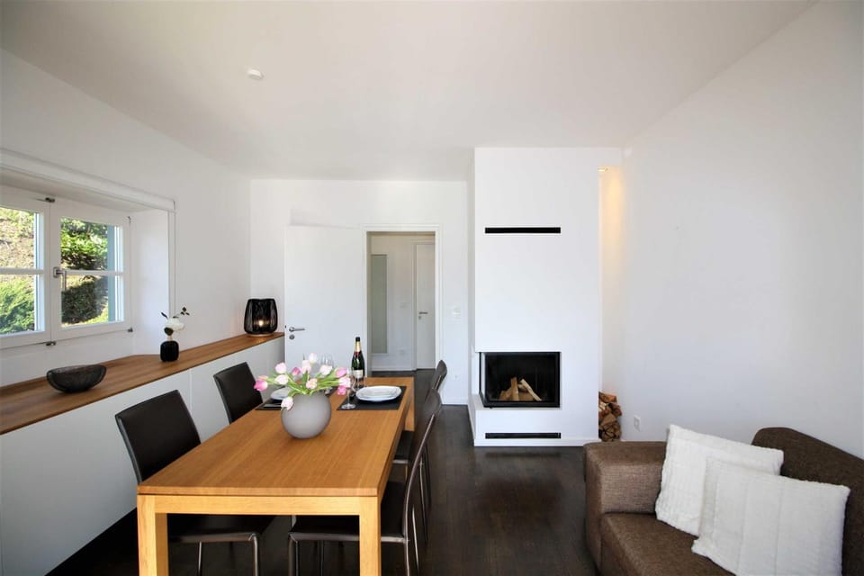 Living room, Seating area, Dining area, oven