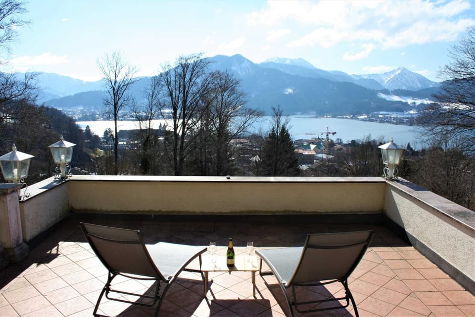 View (from property/room), Balcony/Terrace, Lake view, Mountain view