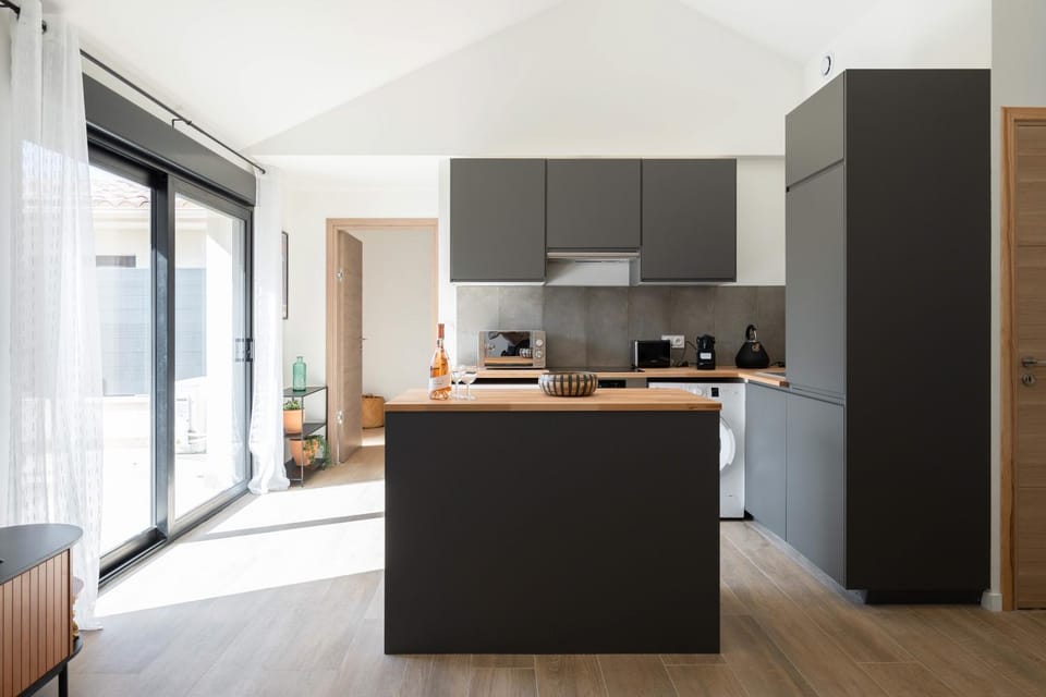 Coffee/tea facilities, Kitchen or kitchenette, minibar, pet friendly, stove