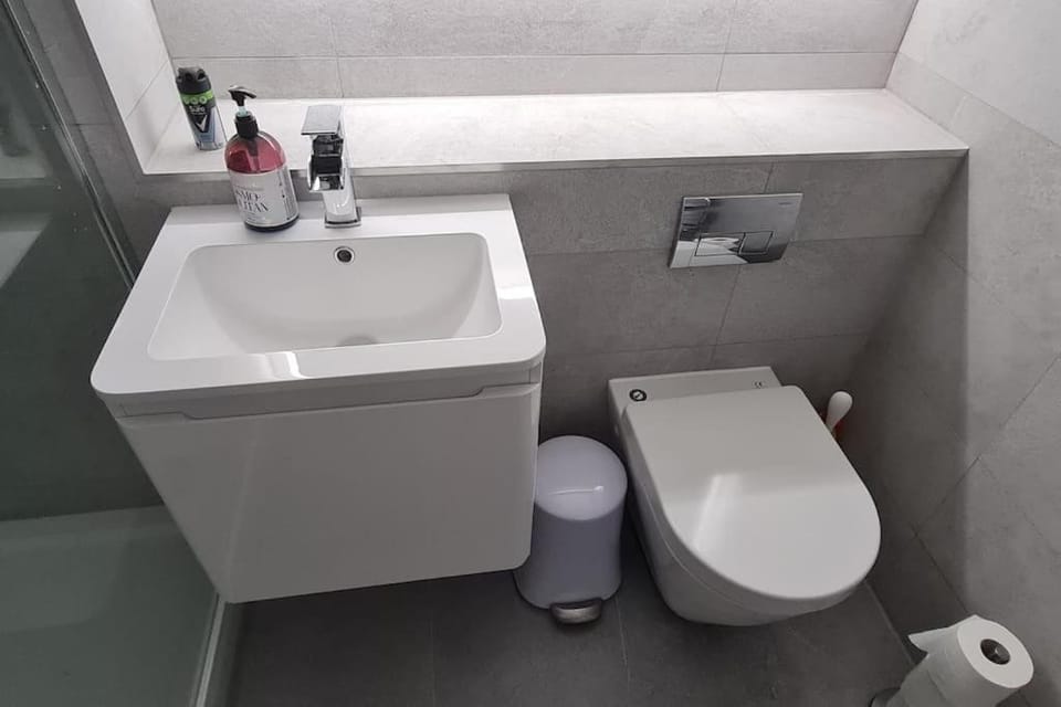 Large 4 bed (sleeps 8) Castle View Apartment in Edinburgh