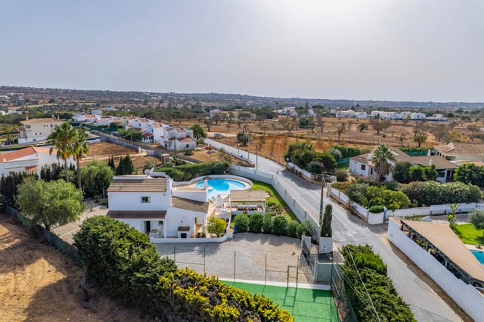 Property building, Neighbourhood, Bird's eye view, City view, Pool view, Location