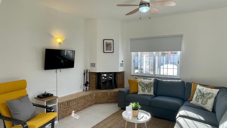 Communal lounge/ TV room, TV and multimedia, Living room, fireplace