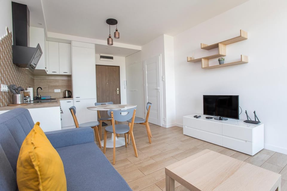 TV and multimedia, Kitchen or kitchenette, Living room, Seating area, Dining area, stove
