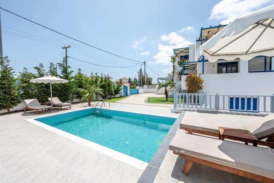 Property building, Patio, Day, Pool view, Swimming pool, sunbed