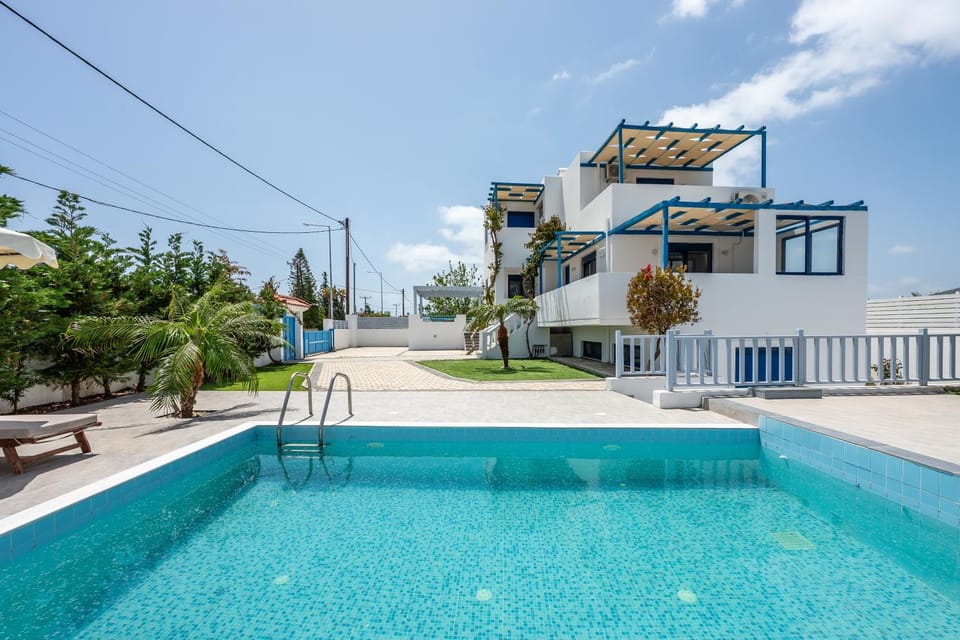 Property building, Day, Pool view, Swimming pool, sunbed