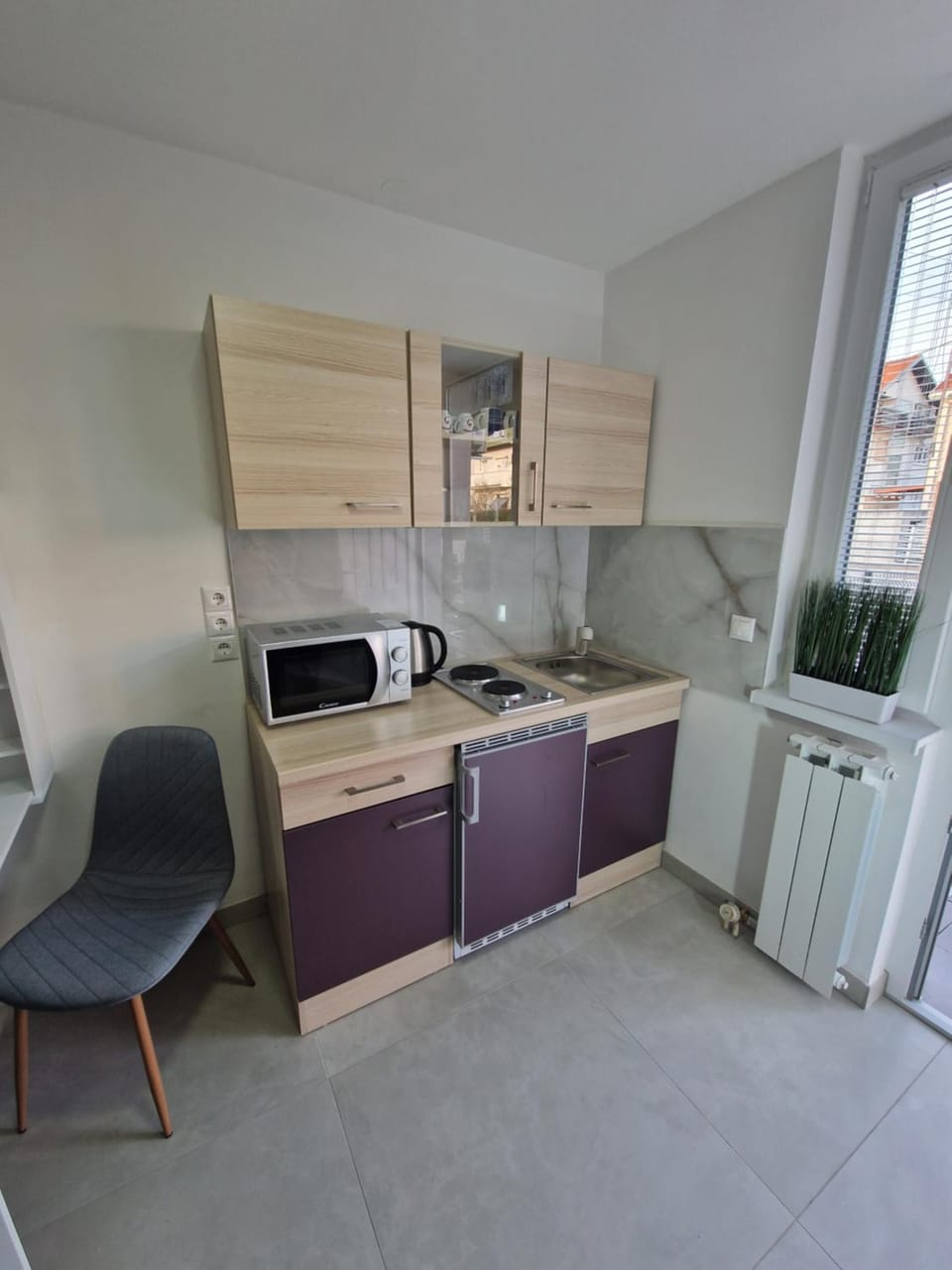 Kitchen or kitchenette, minibar, oven, stove