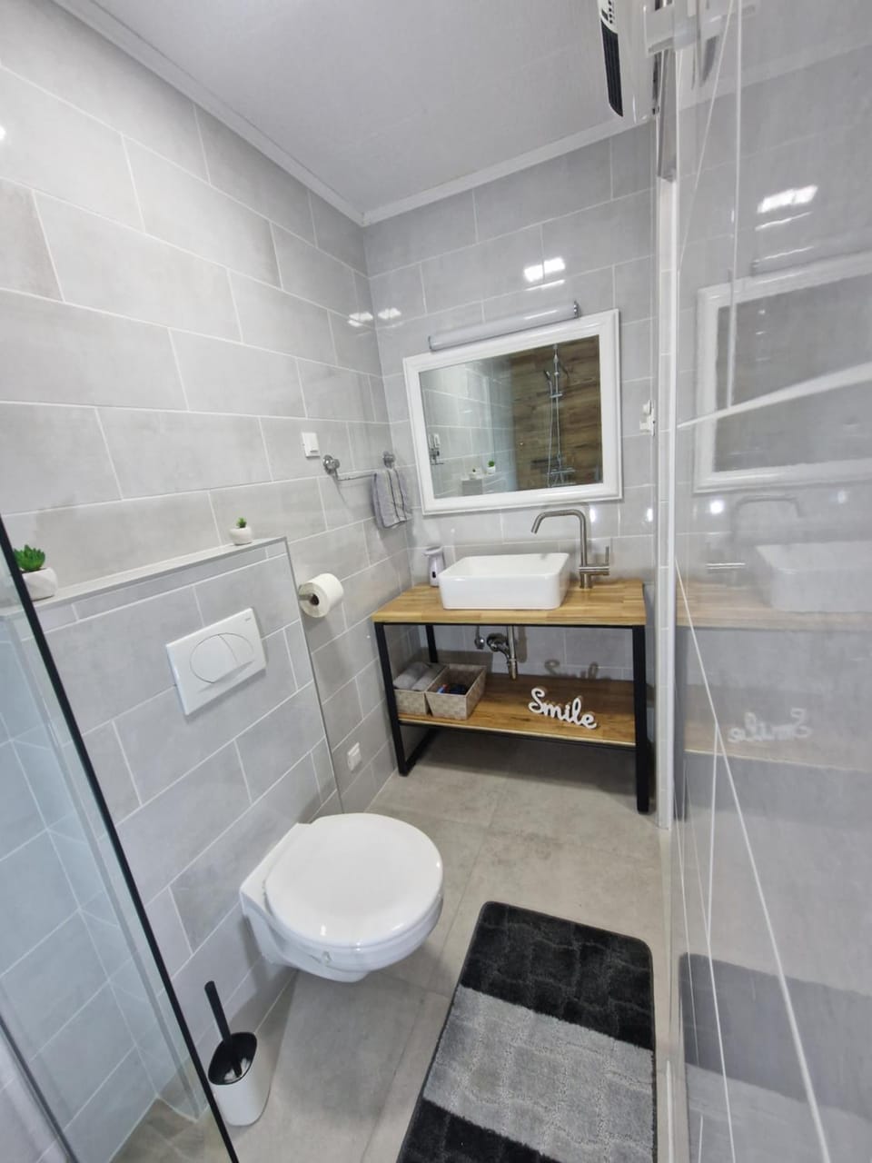 Shower, Toilet, Bathroom, towels