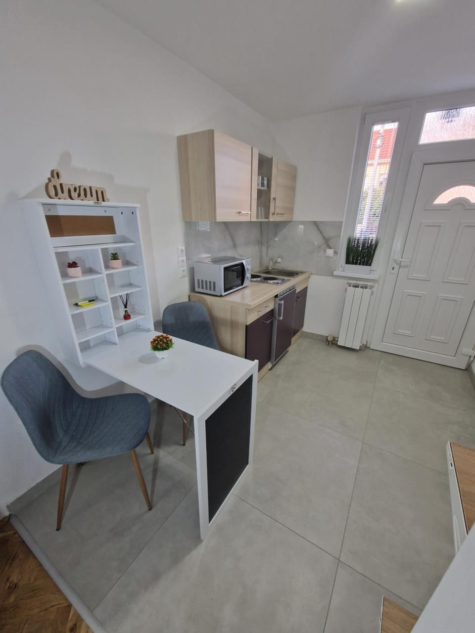 Kitchen or kitchenette, Dining area, minibar, oven, stove