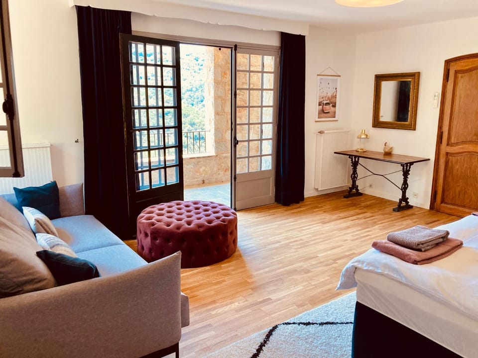 Bed, Photo of the whole room, Seating area, Bedroom