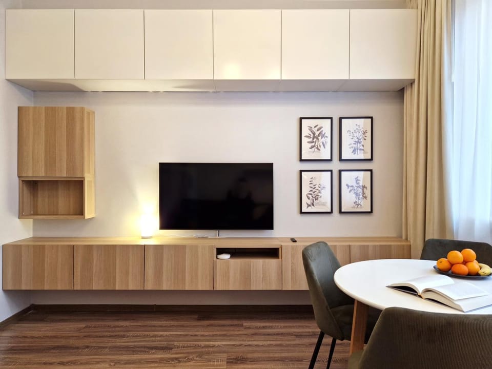 TV and multimedia, Living room, Seating area, Dining area, Evening entertainment