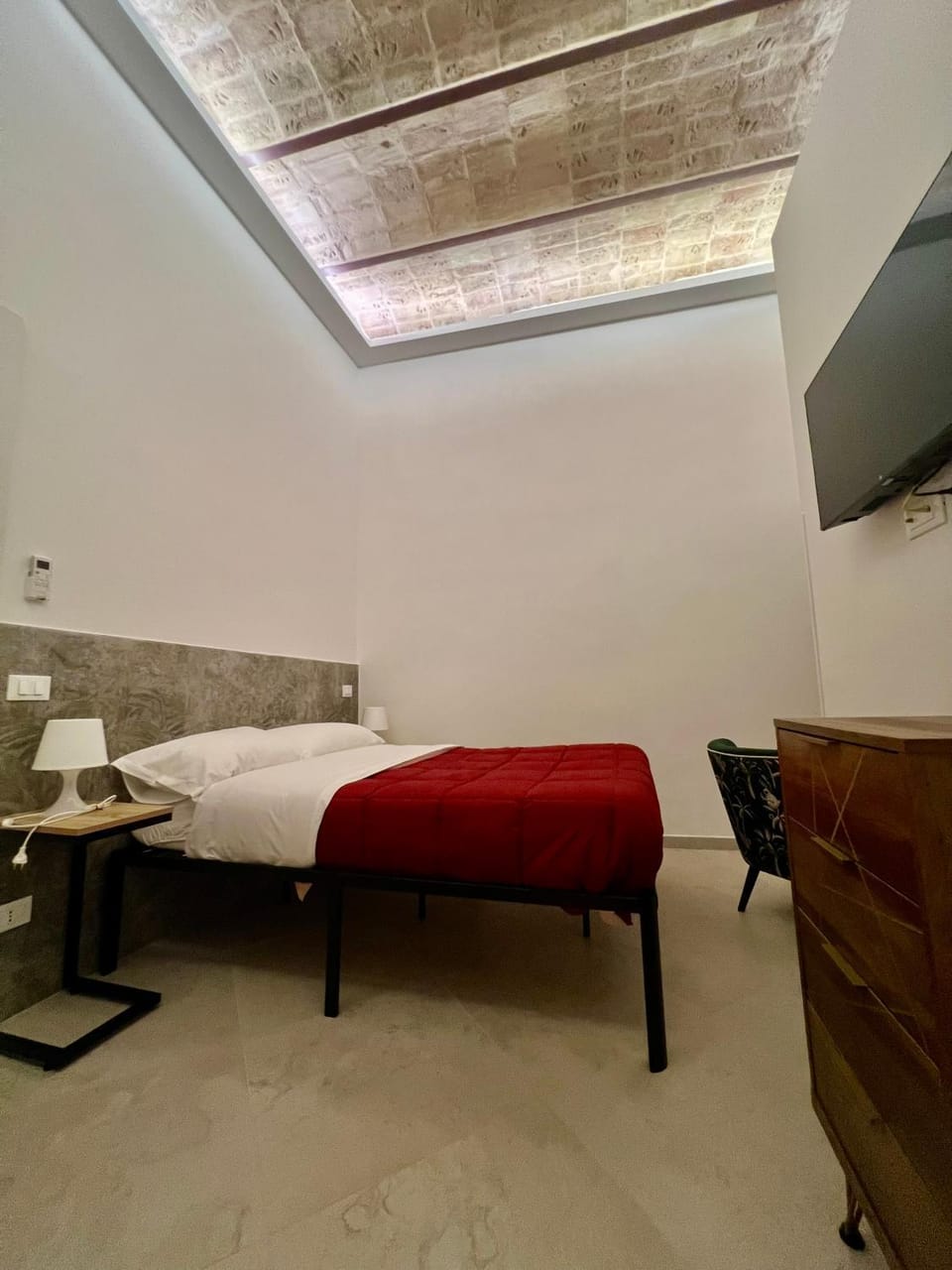 Bed, TV and multimedia, Photo of the whole room, Bedroom