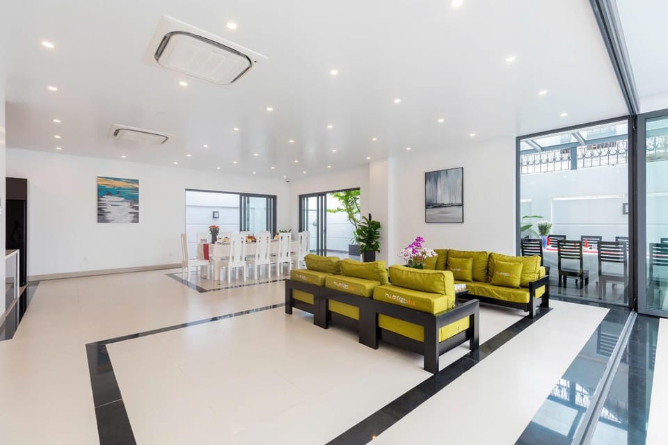 Ocean 7 BR Villa In Great Location - Free Karaoke Room Villa in Vung Tau