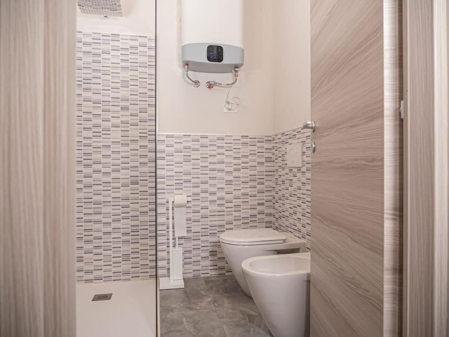 Shower, Toilet