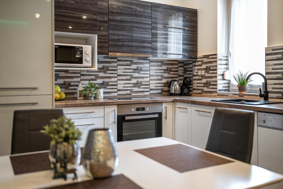 Kitchen or kitchenette, Dining area, dishwasher, minibar, pet friendly, stove, toaster