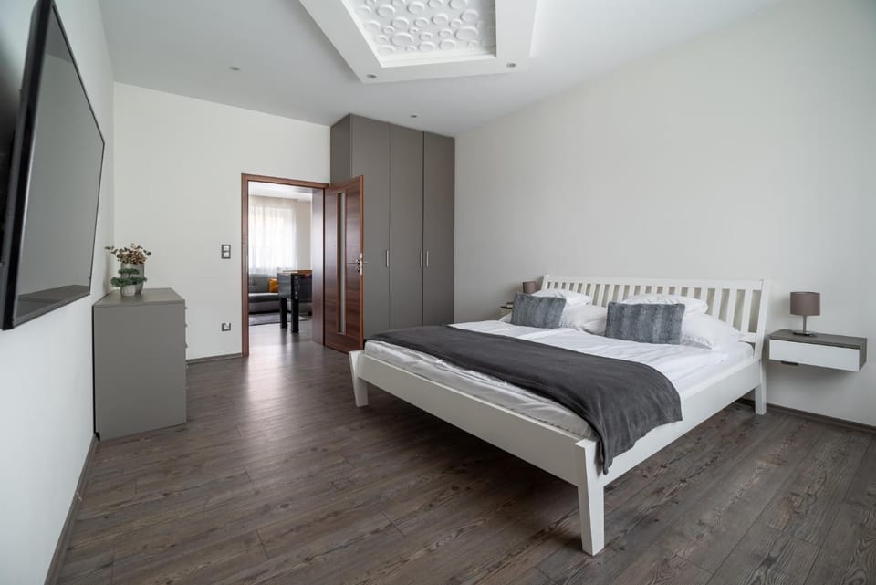 Communal lounge/ TV room, Bed, TV and multimedia, Photo of the whole room, Evening entertainment, Bedroom, wardrobe