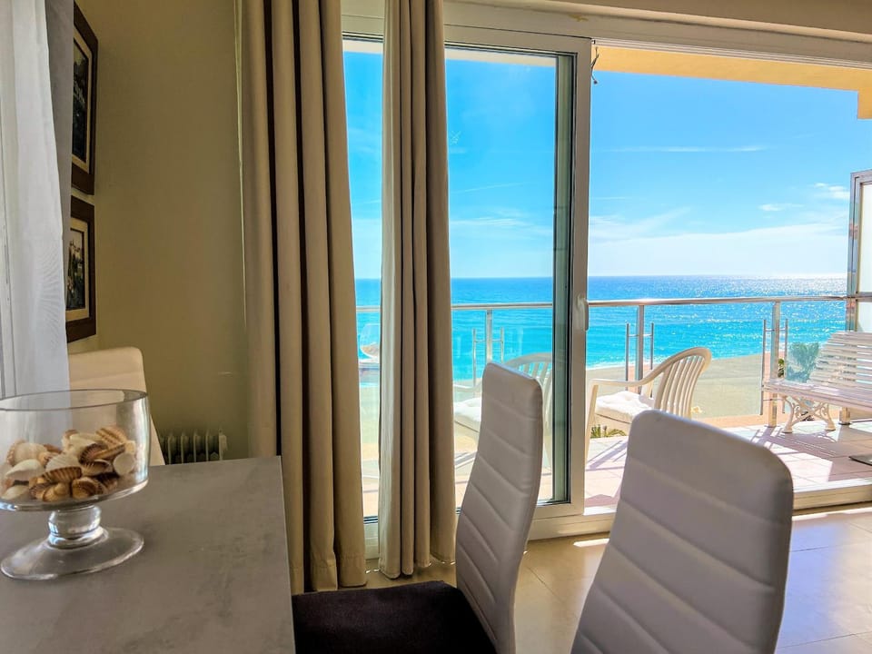Living room, Dining area, Sea view
