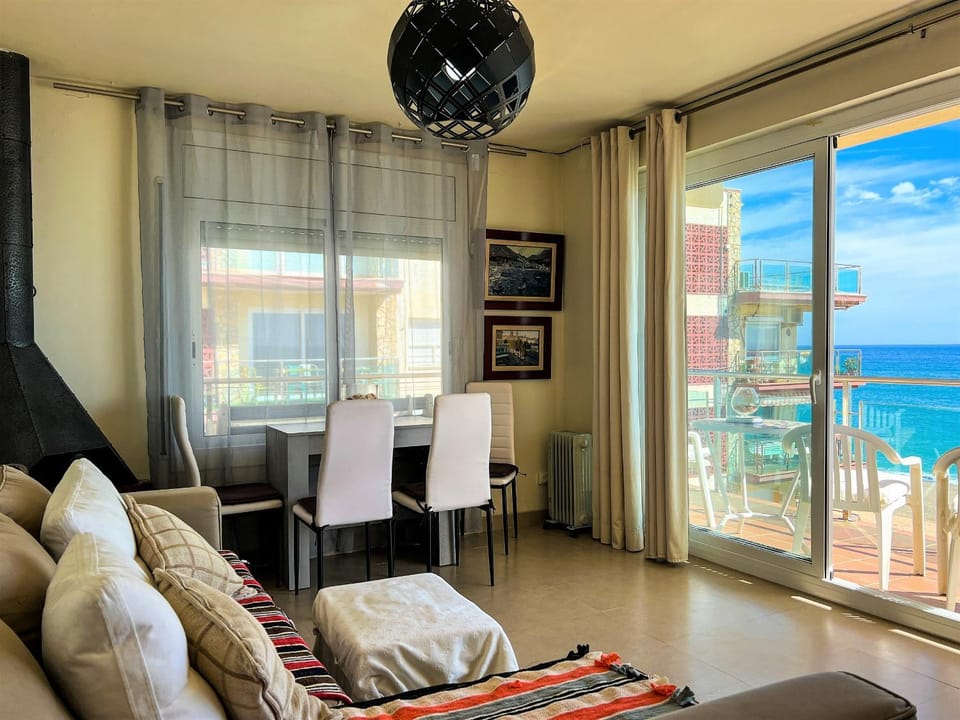 View (from property/room), Balcony/Terrace, Living room, Dining area, Sea view